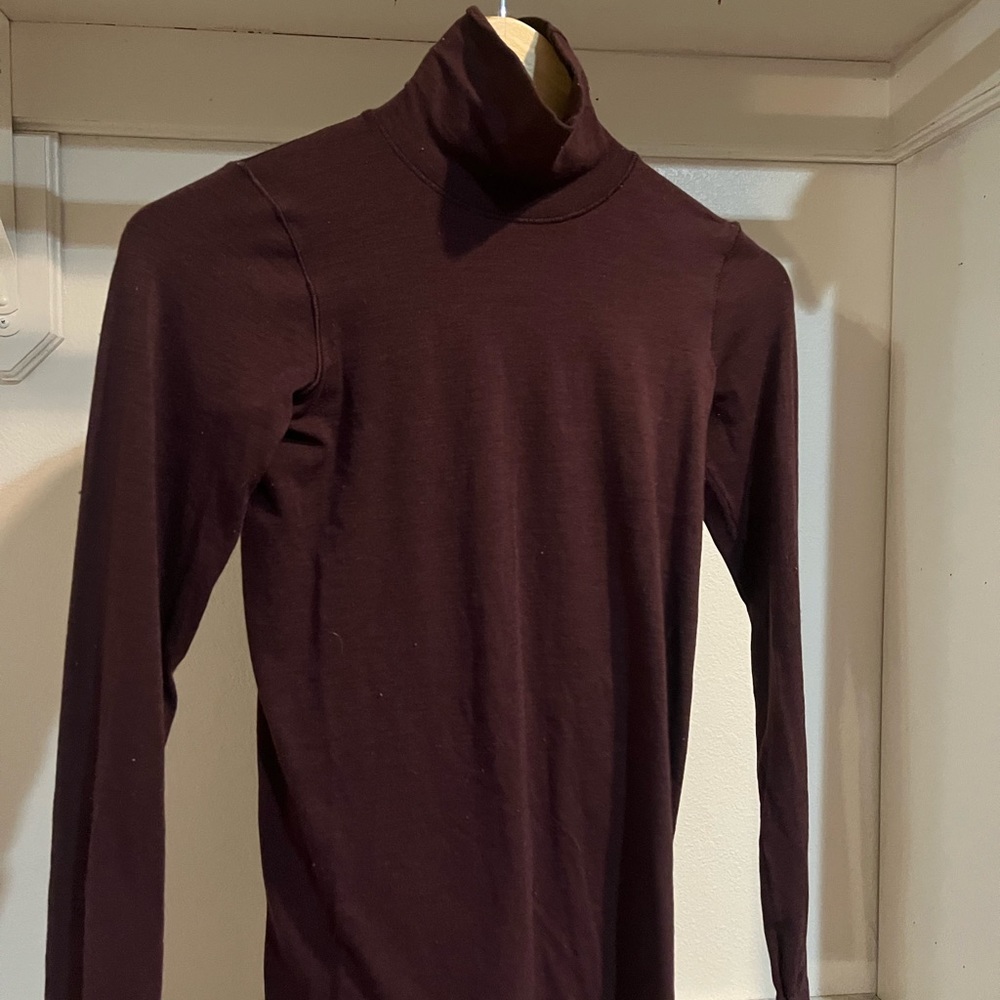 Athleta turtleneck burgundy very good condition